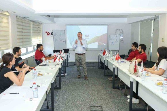 AOSB AKADEMİ’DE YÖNETİCİLİK VE SÜRDÜRÜLEBİLİR BÜYÜME EĞİTİMİ