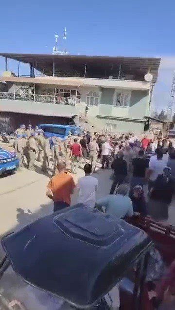 KAÇAK ELEKTRİĞE MÜDAHALEYE GİDEN EKİPLERE KARŞI KOYAN ŞAHISLAR MAHALLENİN YOLUNU KAPATTI