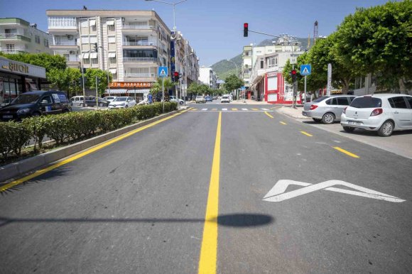 ANAMUR’DA 3 CADDE SICAK ASFALTLA YENİLENDİ