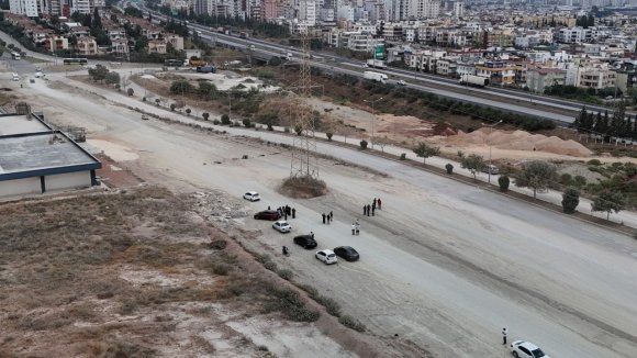 YAPIMI BİR TÜRLÜ TAMAMLANMAYAN BULVAR MAHALLELİYİ İSYAN ETTİRDİ