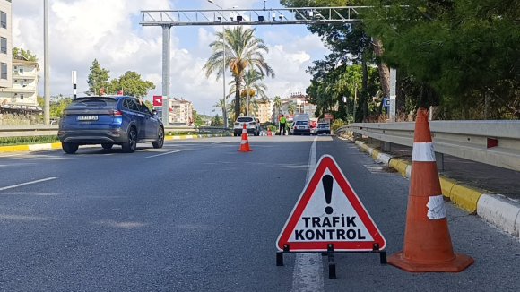 CİNAYETTEN ARANAN ŞAHIS ÖLEN KİŞİYE AİT EHLİYETLE OTEL SERVİS ŞOFÖRLÜĞÜ YAPARKEN YAKALANDI