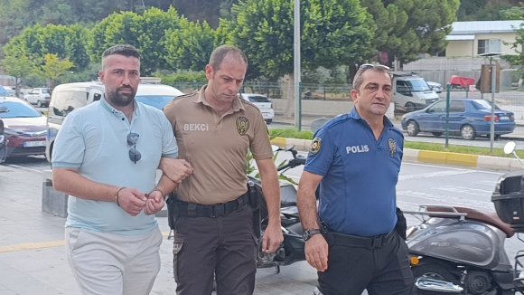 CİNAYETTEN ARANAN ŞAHIS ÖLEN KİŞİYE AİT EHLİYETLE OTEL SERVİS ŞOFÖRLÜĞÜ YAPARKEN YAKALANDI