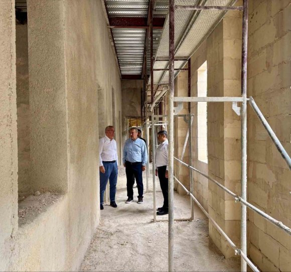 İSKENDERUN LİSESİ’NDE RESTORASYON ÇALIŞMALARI SÜRÜYOR