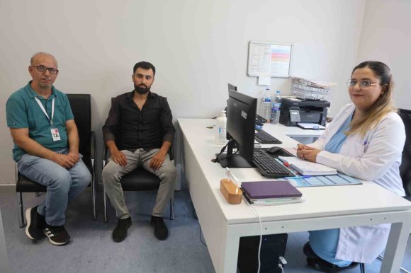 BAĞIRSAK AMELİYATIYLA SAĞLIĞINA KAVUŞAN BİN 300 GRAMLIK SURİYELİ PREMATÜRE BEBEĞİN BABASINDAN TÜRKİYE’YE ÖVGÜ DOLU SÖZLER