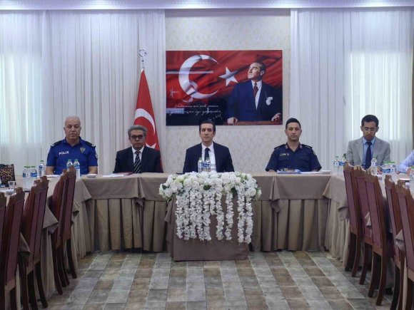 BOZYAZI’DA OKUL VE ÇEVRELERİNDE GÜVENLİK TEDBİRLERİ DEĞERLENDİRİLDİ