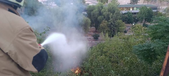 KIRIKHAN’DA BAHÇE YANGINI BÜYÜMEDEN SÖNDÜRÜLDÜ
