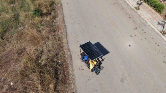 ADANA SICAĞINI AVANTAJA ÇEVİRDİ: DONDURMA SATTIĞI MOTOSİKLETİNE GÜNEŞ PANELİ TAKTIRDI