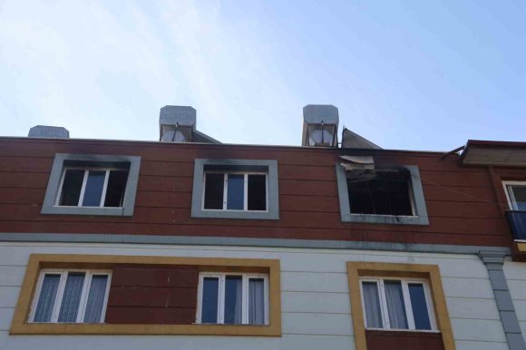PRİZDEN ÇIKAN YANGINDA 5 KİŞİLİK AİLENİN YAŞADIĞI EV ALEVLERE TESLİM OLDU