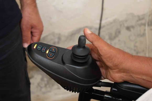 HBB’ DEN REYHANLI’DA YAŞAYAN ENGELLİ VATANDAŞA AKÜLÜ TEKERLEKLİ SANDALYE DESTEĞİ