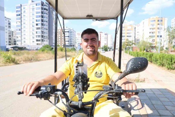 ADANA SICAĞINI AVANTAJA ÇEVİRDİ: DONDURMA SATTIĞI MOTOSİKLETİNE GÜNEŞ PANELİ TAKTIRDI