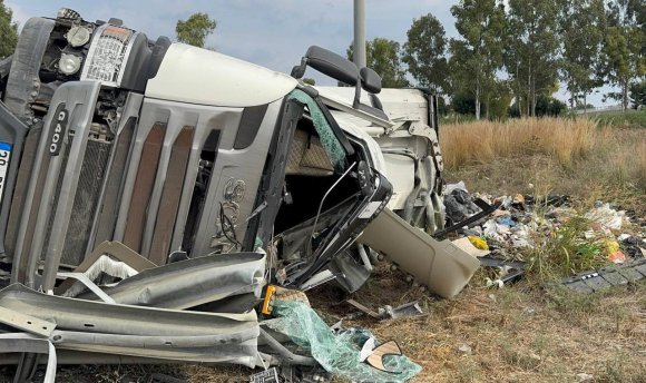 ADANA’DA ATIK YÜKLÜ TIR DEVRİLDİ: SÜRÜCÜ YARALANDI