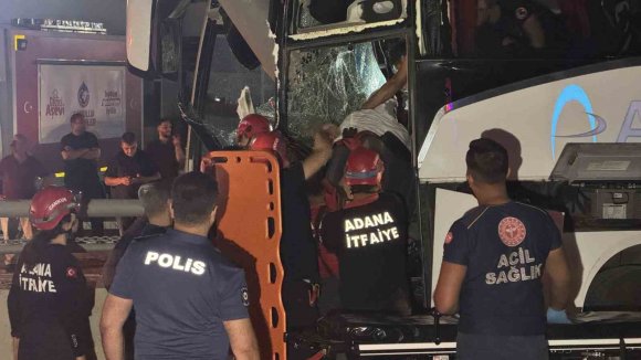 ADANA’DA YOLCU OTOBÜSÜ ALT GEÇİT DUVARINA ÇARPTI: 11 YARALI
