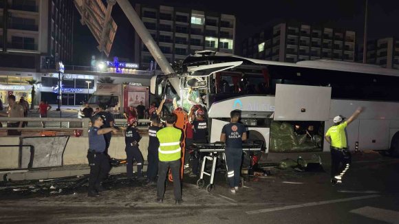 ADANA’DA YOLCU OTOBÜSÜ ALT GEÇİT DUVARINA ÇARPTI: 11 YARALI