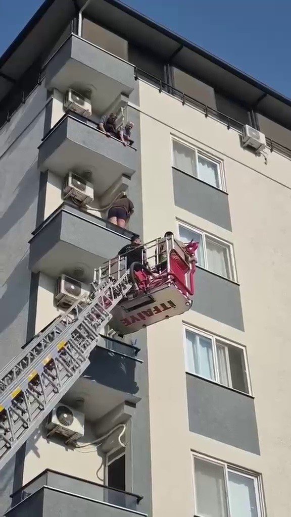 BÖCEK KORKUSUYLA BALKON DUVARININ ÜZERİNE ÇIKAN KADIN, ÖLÜMLE BURUN BURUNA GELDİ