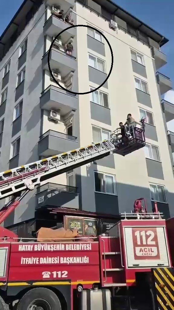 BÖCEK KORKUSUYLA BALKON DUVARININ ÜZERİNE ÇIKAN KADIN, ÖLÜMLE BURUN BURUNA GELDİ