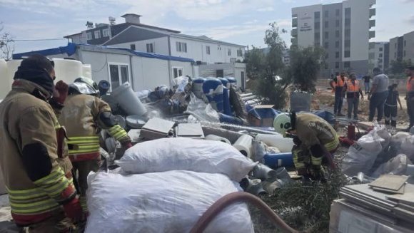 ANTAKYA’DA ŞANTİYE İÇERİSİNDE MALZEMELER ALEVLERE TESLİM OLDU