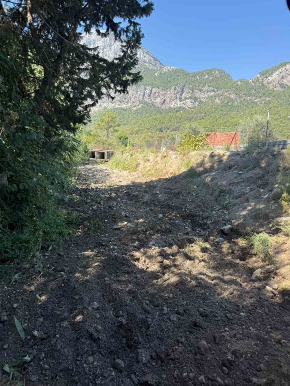 KEMER’DE DERE VE KANALLARDA KIŞ TEMİZLİĞİ
