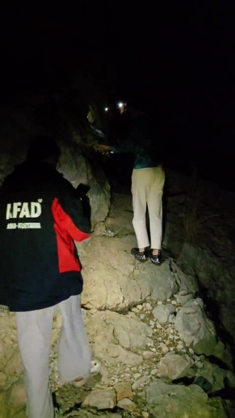 ORMANLIK ARAZİDE KAYBOLAN 2 RUS TURİSTİ AFAD EKİPLERİ KURTARDI
