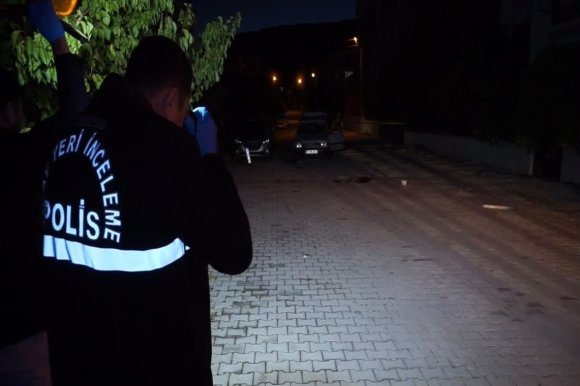 BURDUR’DA İKİ GRUP ARASINDA KÜREKLİ KAVGA: 2 OTOMOBİL ZARAR GÖRDÜ