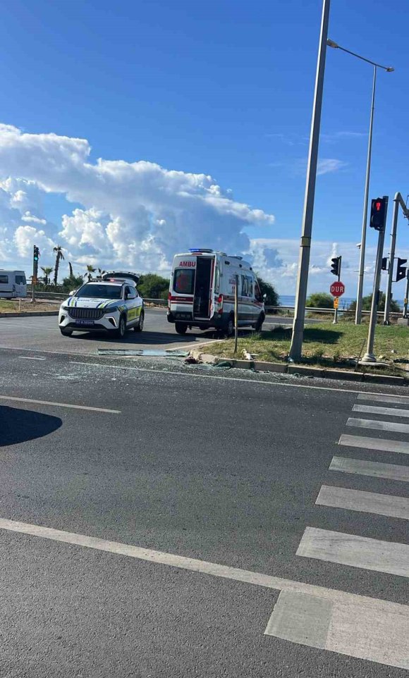 MANAVGAT’TA TUR OTOBÜSÜ MİNİBÜSLE ÇARPIŞTI: 3 YARALI