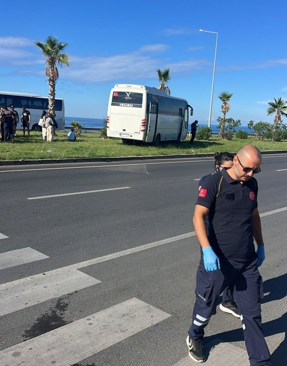 MANAVGAT’TA TUR OTOBÜSÜ MİNİBÜSLE ÇARPIŞTI: 3 YARALI