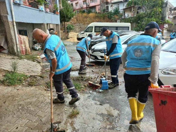 ŞİDDETLİ YAĞIŞ SONRASI ANTAKYA’DA TEMİZLİK EKİPLERİ SAHAYA ÇIKTI