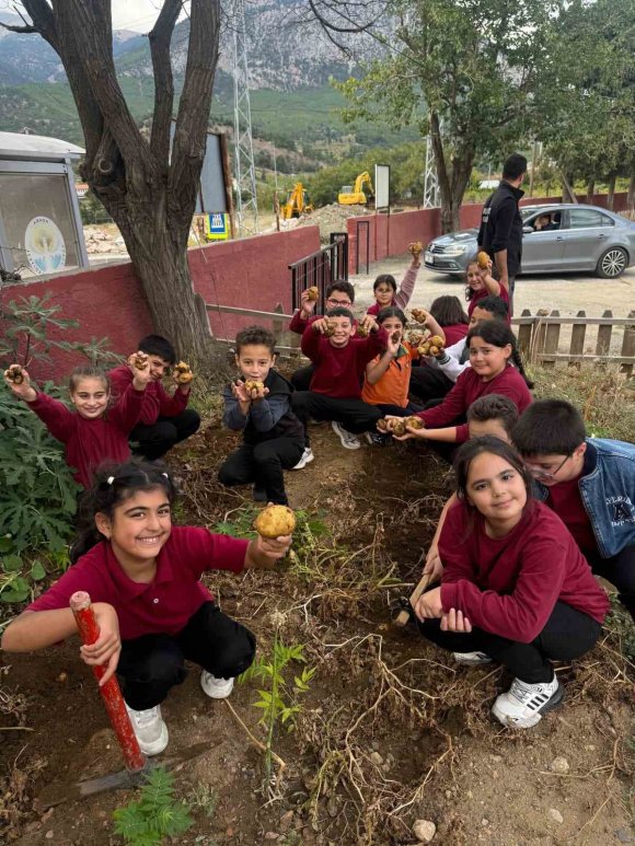 ADANA’DA ÖĞRENCİLERİN BAHÇEDE YETİŞTİRDİĞİ ÜRÜNLER SOFRAYA TAŞINDI