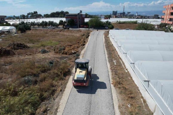 AKDENİZ’DE YOL ÇALIŞMALARI HIZ KESMEDEN SÜRÜYOR
