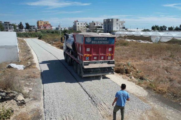 AKDENİZ’DE YOL ÇALIŞMALARI HIZ KESMEDEN SÜRÜYOR
