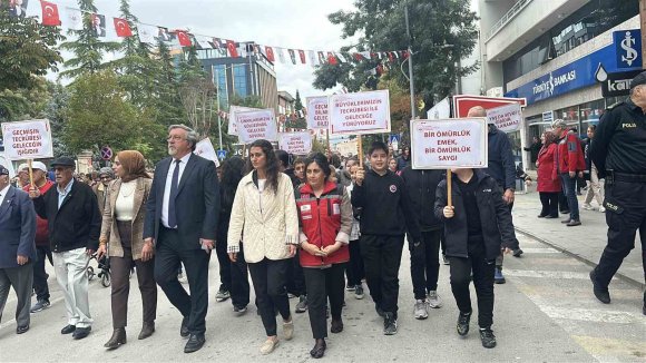 DÜNYA YAŞLILAR GÜNÜ’NDE HER NESİL EL ELE YÜRÜDÜ