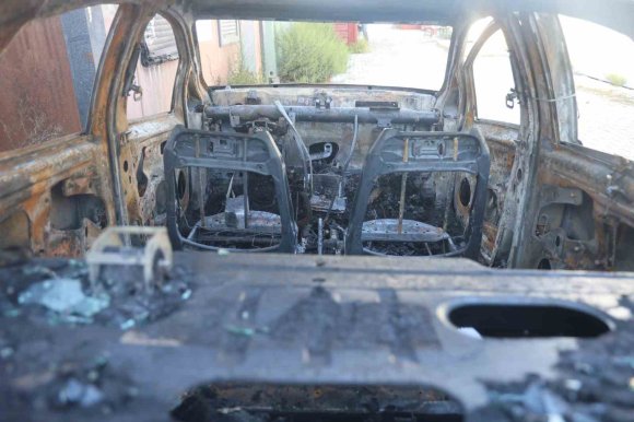 DEPREMZEDE VATANDAŞ, CAMINI KALDIRIM TAŞIYLA KIRDIKLARI OTOMOBİLİNİ ÇALIŞTIRIRKEN YAKTIKLARINI İDDİA ETTİ