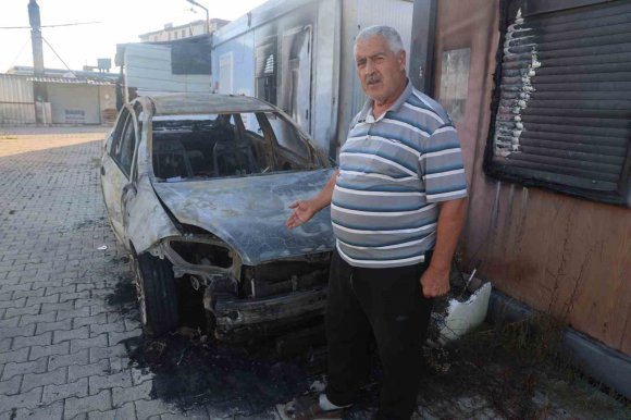DEPREMZEDE VATANDAŞ, CAMINI KALDIRIM TAŞIYLA KIRDIKLARI OTOMOBİLİNİ ÇALIŞTIRIRKEN YAKTIKLARINI İDDİA ETTİ