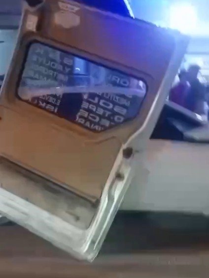 MİNİBÜSÜN KAPISI OTOMOBİLDE ASILI KALDI