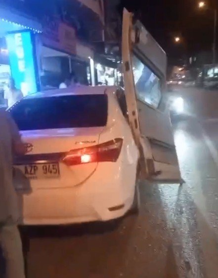 MİNİBÜSÜN KAPISI OTOMOBİLDE ASILI KALDI