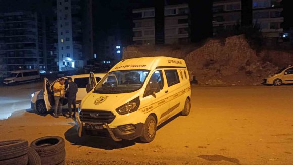 SEVGİLİSİNİN ESKİ EŞİ GELDİ, PENCEREDEN ÇIKMAYA ÇALIŞIRKEN 3’ÜNCÜ KATTAN DÜŞEREK HAYATINI KAYBETTİ