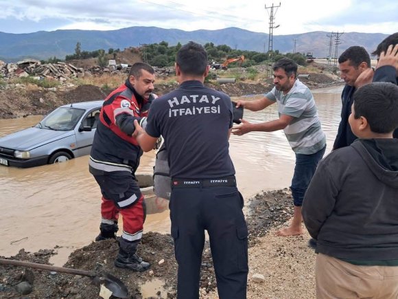 ANTAKYA’DA YOĞUN YAĞIŞ NEDENİYLE MAHSUR KALAN ÇOCUK VE YETİŞKİN KURTARILDI
