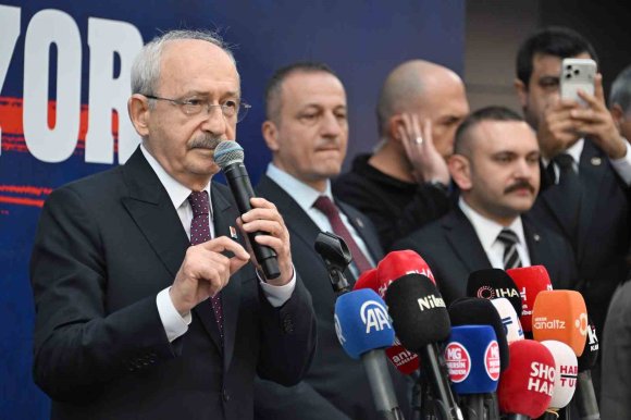 KILIÇDAROĞLU GÖZALTINA ALINAN BAŞKANLARA DESTEK İÇİN MERSİN’E ZİYARETTE BULUNDU
