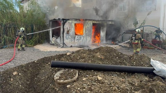 DEFNE’DE KONTEYNER ALEVLERE TESLİM OLDU