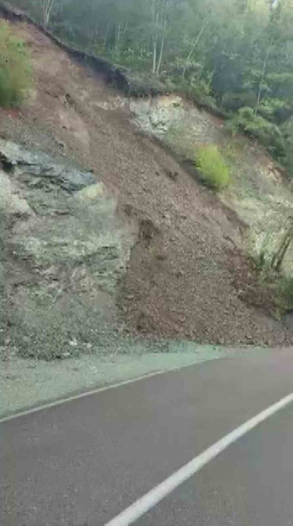 YAYLA YOLUNDA TOPRAK KAYMASI YAŞANDI