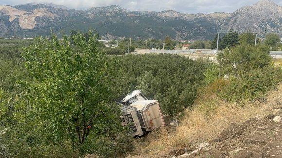 ISPARTA’DA KUM YÜKLÜ TIR ELMA BAHÇESİNE DEVRİLDİ, SÜRÜCÜ HAYATINI KAYBETTİ