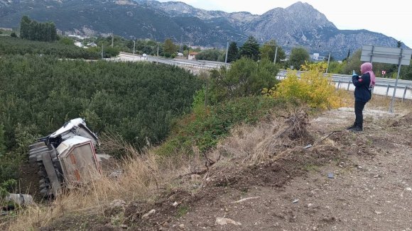 ISPARTA’DA KUM YÜKLÜ TIR ELMA BAHÇESİNE DEVRİLDİ, SÜRÜCÜ HAYATINI KAYBETTİ