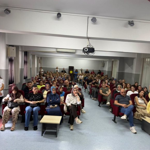 ADANA’DA VELİLERE AİLE VE MEDYA EĞİTİMİ VERİLDİ