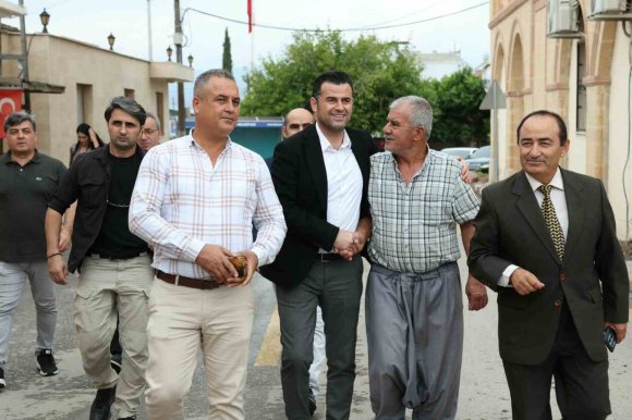 AKDENİZ’DE MAHALLE MAHALLE SAHA ÇALIŞMASI: BEŞİKCİ TALEPLERİ YERİNDE DİNLİYOR