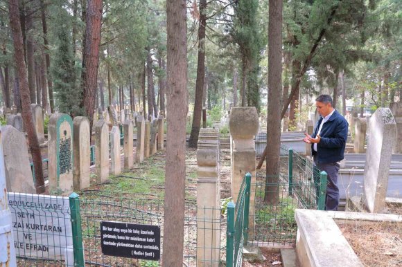 ESKİ TÜRKÇE HARFLERLE HAZIRLANAN MEZAR TAŞININ ARDINDAKİ ŞEYH ALİ SEZAİ EFENDİ’NİN HİKAYESİ