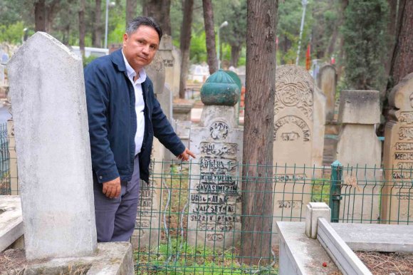 ESKİ TÜRKÇE HARFLERLE HAZIRLANAN MEZAR TAŞININ ARDINDAKİ ŞEYH ALİ SEZAİ EFENDİ’NİN HİKAYESİ