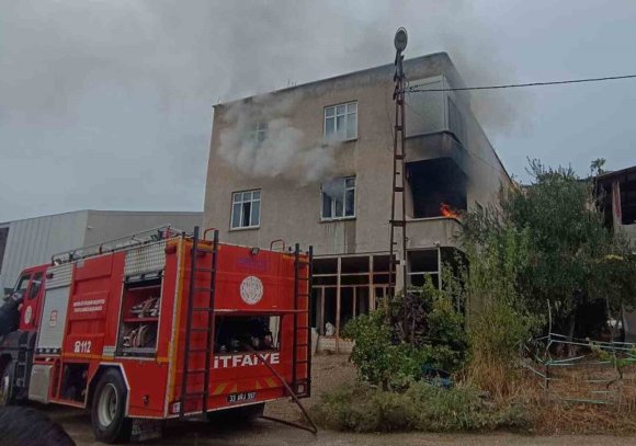 EV YANGININDA MAHSUR KALAN KADIN KURTARILDI