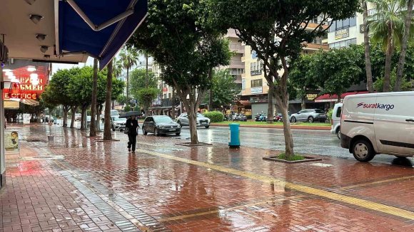 ALANYA’DA SAĞANAK YAĞIŞ ETKİLİ OLDU: HAZIRLIKSIZ YAKALANANLAR ZOR ANLAR YAŞADI