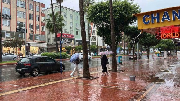 ALANYA’DA SAĞANAK YAĞIŞ ETKİLİ OLDU: HAZIRLIKSIZ YAKALANANLAR ZOR ANLAR YAŞADI