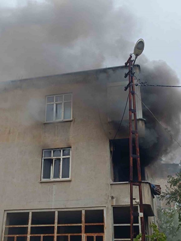 EV YANGININDA MAHSUR KALAN KADIN KURTARILDI