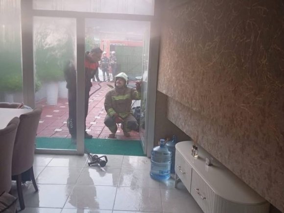 ANTAKYA’DA EV YANGINI BÜYÜMEDEN KONTROL ALTINA ALINDI